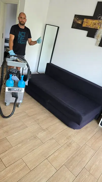 Tehnician CleanSpot realizând curățare profesională canapea în Oradea