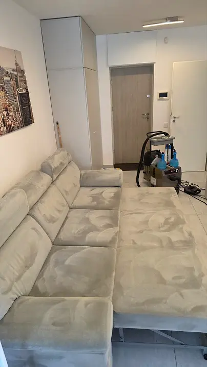 Colțar igienizat profesional la domiciliu în Oradea cu echipamente CleanSpot