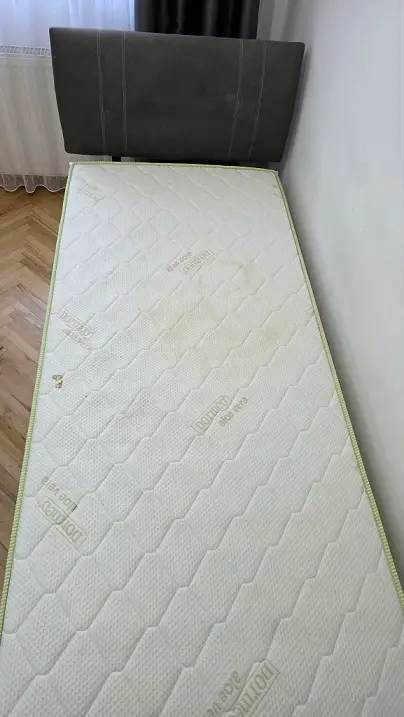 Saltea igienizată profesional după eliminarea petelor și mirosurilor în Oradea