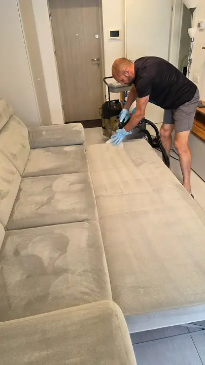 Colțar extensibil curățat și igienizat profesional în Oradea